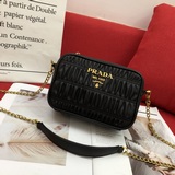 Новая коллекция сумок Prada с гофрированной поверхностью. Доступны сумки для фот