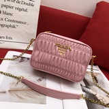 Новая коллекция сумок Prada с гофрированной поверхностью. Доступны сумки для фот