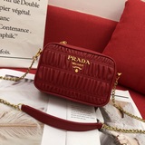 Новая коллекция сумок Prada с гофрированной поверхностью. Доступны сумки для фот