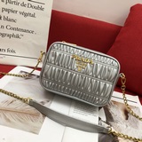 Новая коллекция сумок Prada с гофрированной поверхностью. Доступны сумки для фот