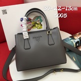 Prada 2023： при заказе подарок в виде брелка-куклы. Новая модель, классический и