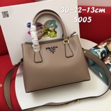 Prada 2023： при заказе подарок в виде брелка-куклы. Новая модель, классический и