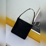 Новая сумка PRADA, очень красивая, из импортного нейлона, необходимый аксессуар 