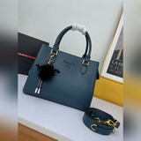 Новая модель Prada 2107 «Хит 2023 года» пользуется огромной популярностью. Она п