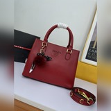 Новая модель Prada 2107 «Хит 2023 года» пользуется огромной популярностью. Она п