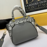 PRADA Новая модель： 5009 Модная и элегантная дамская сумка с ретро-шармом.