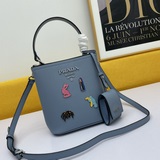 prad.a, стенд 1BA217 (мини-фигурка с металлической биркой), сумка для покупок в 