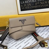 Новая модель Prada 2023, модная и стильная, популярная в магазинах, из кожи Saff