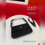 Новая сумка Prada под мышкой отличается длинной формой. Она прекрасно смотрится 
