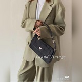 Новая сумка Prada под мышкой отличается длинной и оригинальной формой. Она прекр