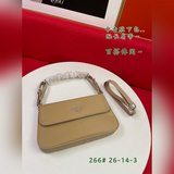 Новая сумка Prada под мышкой отличается длинной формой. Она прекрасно смотрится 