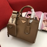 Новейшая модель женской сумки Prada 1BA296#, представленная в магазинах Prada, и