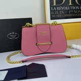 Новая модель Prada в подарочной коробке. Популярная модель из магазина Prada. Ко