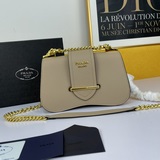 Новая модель Prada в подарочной коробке. Популярная модель из магазина Prada. Ко