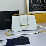 Новая модель Prada в подарочной коробке. Популярная модель из магазина Prada. Ко