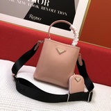 Оригинальная кожа, новейшая модель от Prada. Сумка из блестящей кожи. Лаконичная