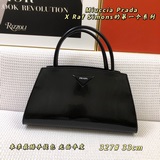 Prad* Самая модная сумка этого сезона из гладкой кожи бычка Miuccia Prada X Raf 
