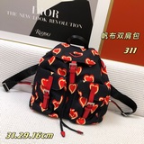 На официальном сайте Prada появился женский рюкзак с ручной отделкой, который пр