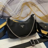 Новая модель сумки Pra@a из нейлона Hobo, которую можно носить в руке или под мы