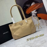 Новая сумка Prada, подходящая для всех женщин. Мы собрали черные сумки Prada.