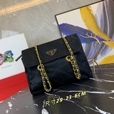 Очень красивая модель, обязательный аксессуар для модников PRADA. Ретро-стиль, п