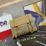 Очень красивая модель, обязательный аксессуар для модников PRADA. Ретро-стиль, п