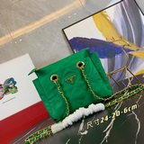 Очень красивая модель, обязательный аксессуар для модников PRADA. Ретро-стиль, п