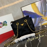 Очень красивая модель, обязательный аксессуар для модников PRADA. Ретро-стиль, ц
