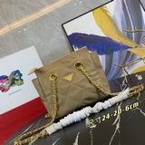 Очень красивая модель, обязательный аксессуар для модников PRADA. Ретро-стиль, п