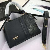 Новая сумка Prada из кожи быка с узором змеи, модель № 2038. Изготовлена из импо
