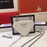 Популярная сумка Prada в форме треугольника, новая модель от Prada, миниатюрная 