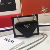 Популярная сумка Prada в форме треугольника, новая модель от Prada, миниатюрная 