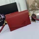 Официальный сайт представляет новую модель клатча Prada/PRADA с откидной крышкой