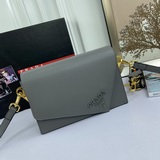 Официальный сайт представляет новую модель клатча Prada/PRADA с откидной крышкой