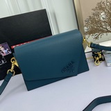 Официальный сайт представляет новую модель клатча Prada с откидной крышкой, моде
