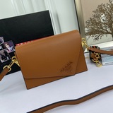 Официальный сайт представляет новую модель клатча Prada с откидной крышкой, моде