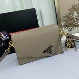 Официальный сайт представляет новую модель клатча Prada с откидной крышкой, моде