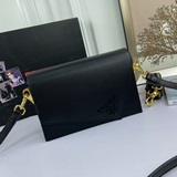 Официальный сайт представляет новую модель клатча Prada/PRADA с откидной крышкой