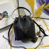 Поступила новая коллекция Prada： кожа телячья с текстурой личи, два плечевых рем