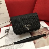 Складчатая сумка Prada – популярная новинка! Новейшая модель из импортной кожи с
