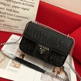 Складчатая сумка Prada – популярная новинка! Новейшая модель из импортной кожи с