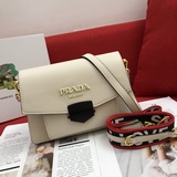 Романтический день седьмого месяца – новая модель одноплечевой сумки Prada с кла