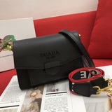 Романтический день седьмого месяца - новая модель одноплечевой сумки Prada с кла