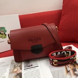 Романтический день седьмого месяца – новая модель одноплечевой сумки Prada с кла
