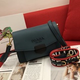 Романтический день седьмого месяца – новая модель одноплечевой сумки Prada с кла