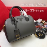 Подушка-сумка «Prada» 2106# из натуральной кожи отличается превосходной текстуро