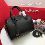 Подушка-сумка «Prada» 2106# из натуральной кожи отличается превосходной текстуро
