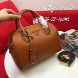 Подушка-сумка «Prada» 2106# из натуральной кожи отличается превосходной текстуро