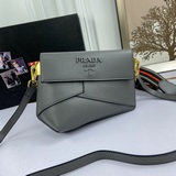 Новая модель Prada 2023, модная и стильная, популярная в магазинах, из кожи Saff