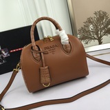 Подушка-сумка «Prada» 2106# из натуральной кожи отличается превосходной текстуро